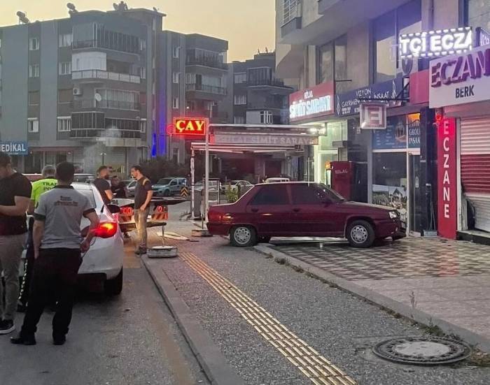 Söke’de Otomobil Eczaneye Girdi