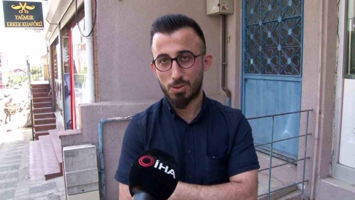 Ümraniye’de Sevdiği Kız İle Evlenebilmek İçin Lokum Dağıtarak Dua İstedi