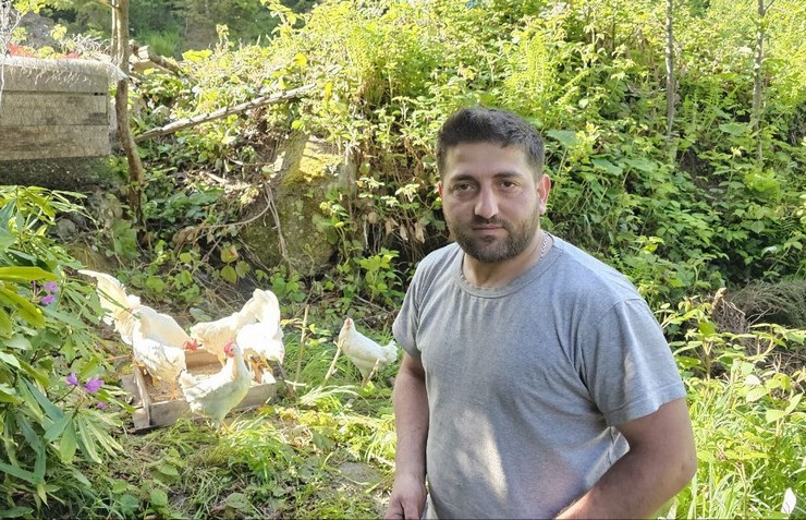 rizede-tavuklarini-ayilardan-koruyabilmek-icin-yerden-25-metre-yukseklikte-kumes-yapti-1.jpg
