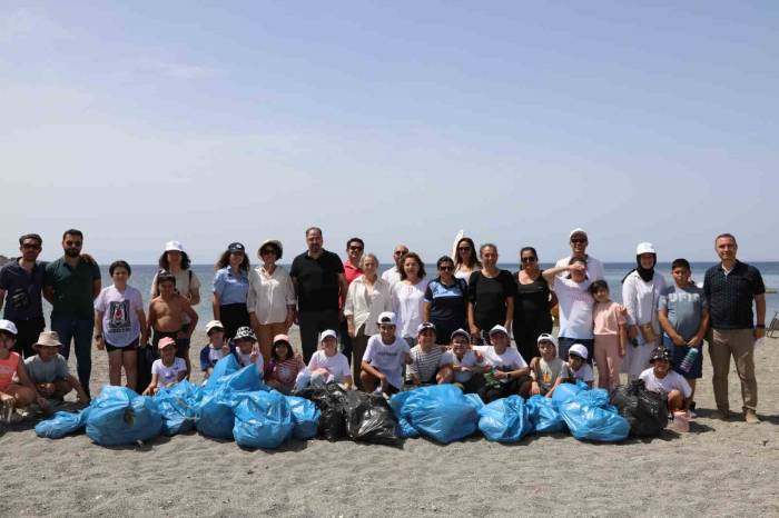 Muhafızlardan Plajda ’çevre Günü’ Temizliği