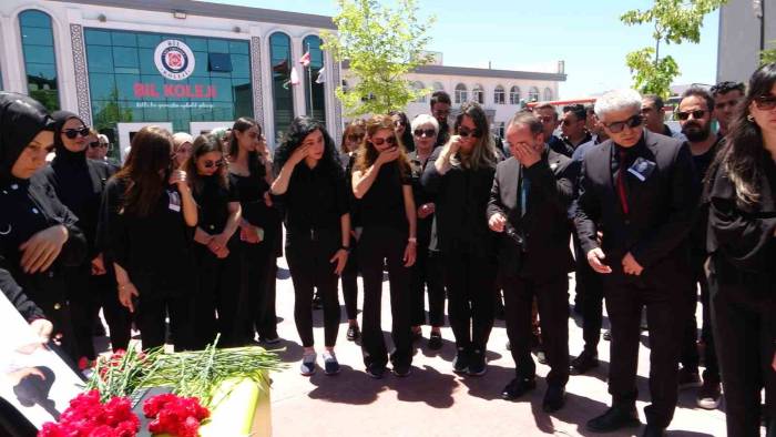 Beton Mikserinin Çarptığı Öğretmen İçin Karanfil Bırakıldı