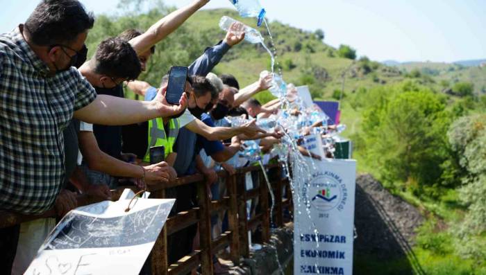 Su İçilen Dere Osb Atıkları Nedeniyle Can Çekişiyor