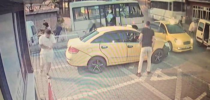 20 Yaşındaki Gencin Silahla Yaralandığı Anlar Güvenlik Kamerasında