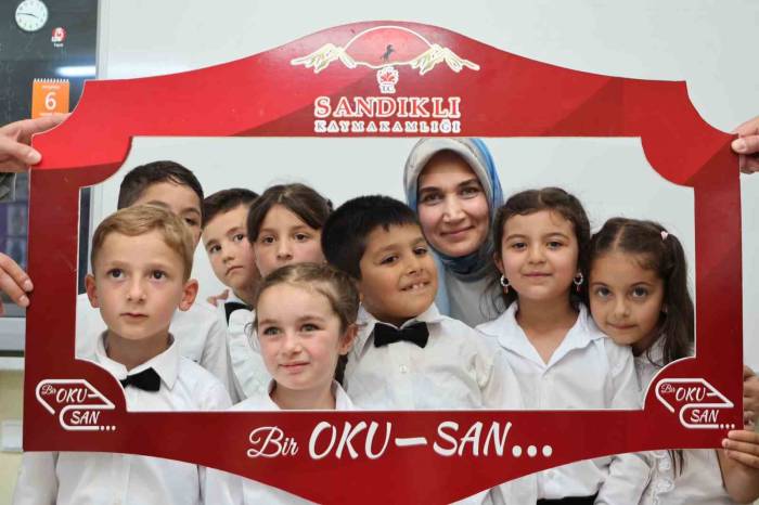 Vali Miniklerin Sevincine Ortak Oldu