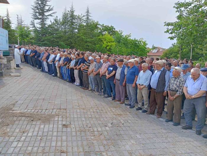 Reklam Panosu Altında Ezilerek Ölen Kadın Son Yolculuğuna Uğurlandı