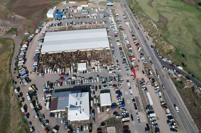Ankara’daki Kurban Pazarı Yoğunluğu Havadan Görüntülendi