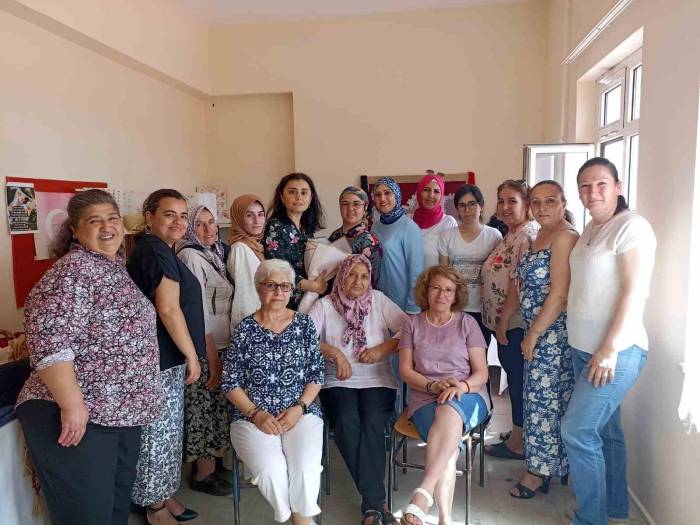 El Sanatları Kursu’na Katılan Kadınlar Hünerlerini Sergiledi