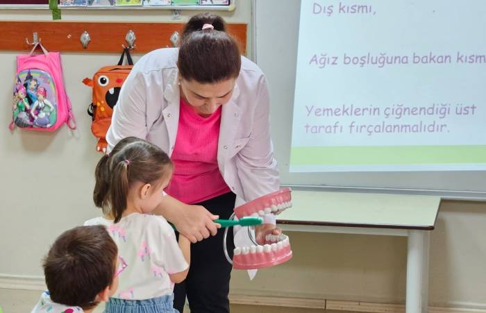 Miniklere Ağız Ve Diş Sağlığı Eğitimi