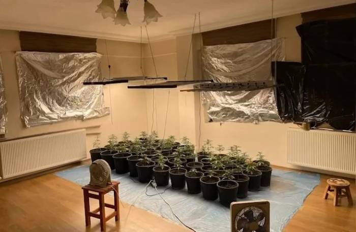 Evin İçerisinde Düzenek Kurup Uyuşturucu Ticareti Yapan 8 Şüpheli Tutuklandı