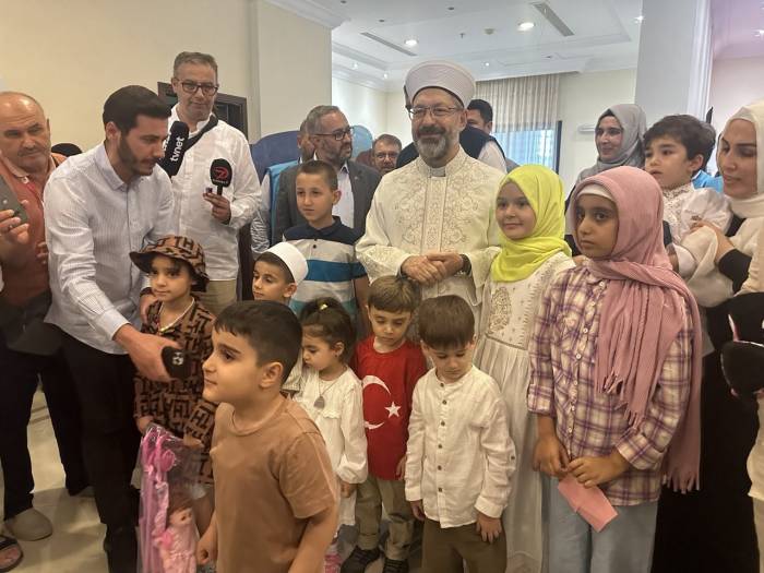 Diyanet’in Mekke’deki ’çocuk Kafilesi’ Hacı Adayı Anne Babaları Rahatlatıyor