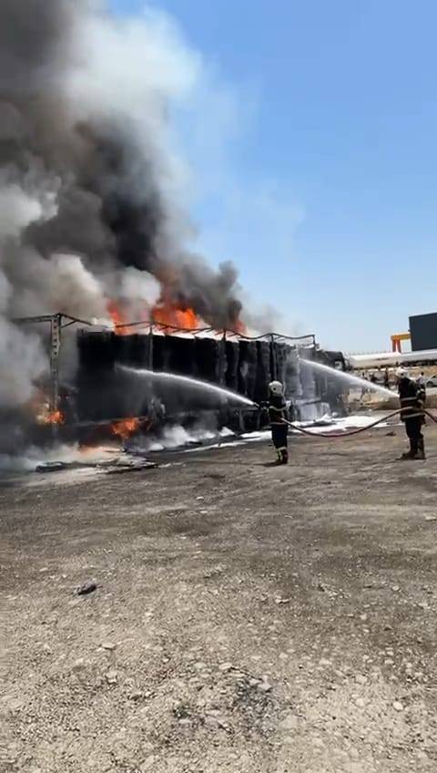 Gaziantep’te Lastik Yüklü Tır Alev Alev Yandı