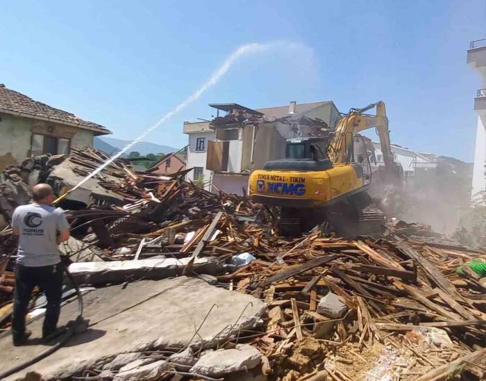 Gölcük’te Yıkılan Bina Sayısı 131 Oldu