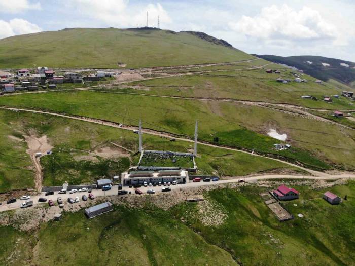 Üstü Açık Camide 563 Yıldır Çimen Üzerinde Cuma Namazı Kılınıyor