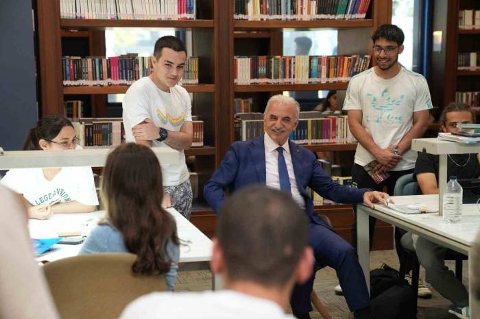 Ümraniye Belediye Başkanı İsmet Yıldırım Yks Öncesi Sınava Hazırlanan Gençleri Ziyaret Etti