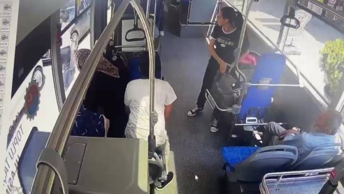 Otobüs Şoförü İle Vatandaşın Kavgası Kamerada