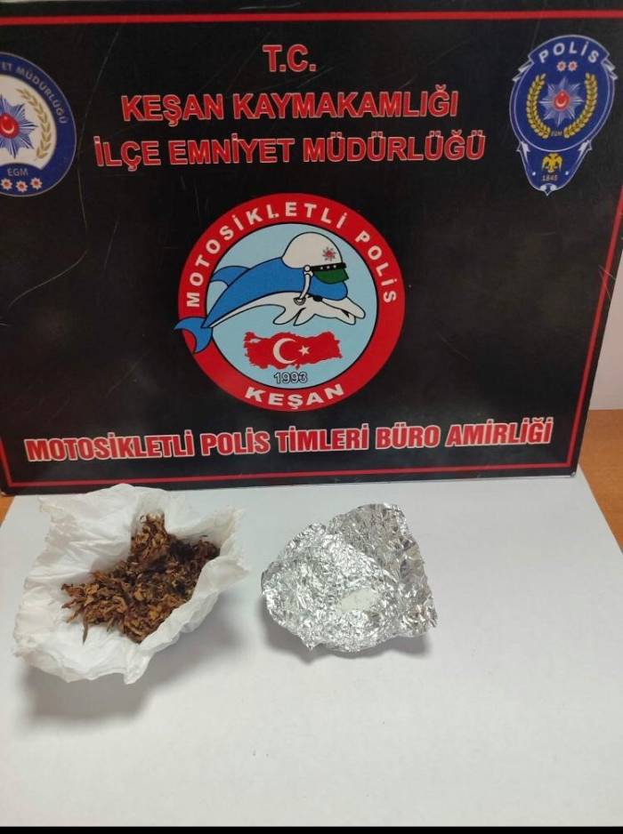 Polisin Durdurduğu 2 Şüphelinin Üzerinden Uyuşturucu Çıktı