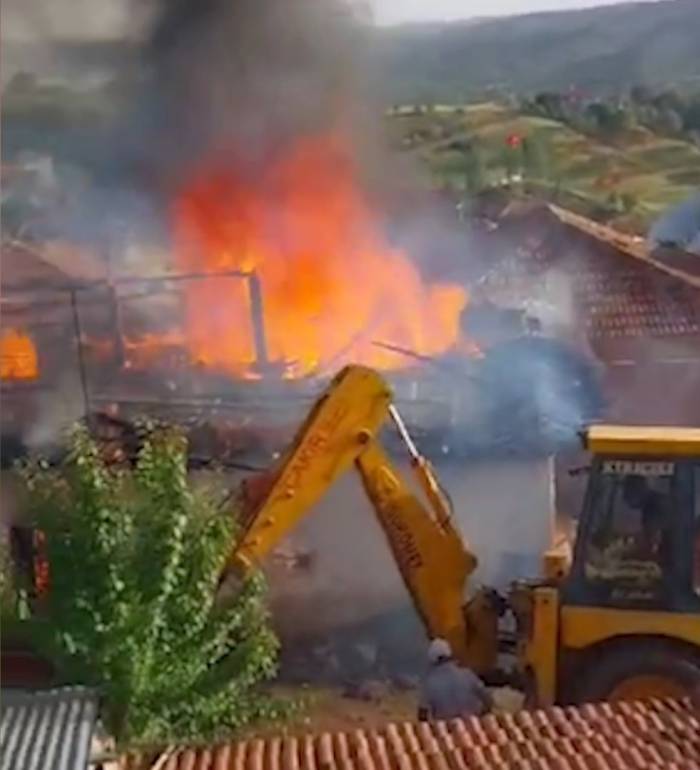 Tüp Patladı, Ev Alevlere Teslim Oldu