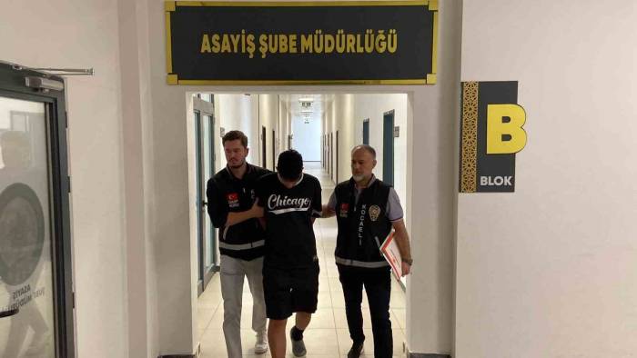 Vatandaşın Güneş Gözlüğünü Ve Cep Telefonunu Silah Zoruyla Gasp Etti