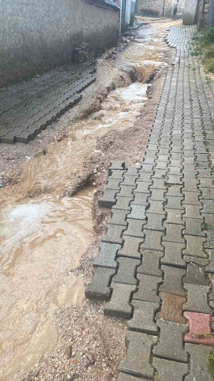 Kütahya’da Dolu Ve Sağanak Etkili Oldu