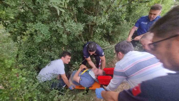 Yamaçtan Aşağı Düşen Vatandaşı İtfaiye Ekipleri Kurtardı