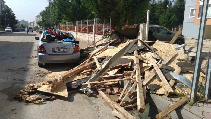 Ankara’da Fırtınanın Apartman Çatısını Uçurduğu An Kamerada