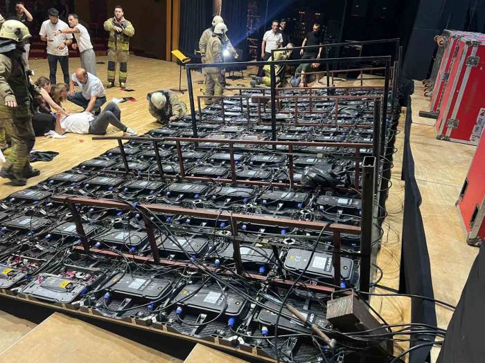 Cemal Reşit Rey’de Mezuniyet Töreninde Facia: Dev Pano Devrildi, 6 Kişi Yaralandı