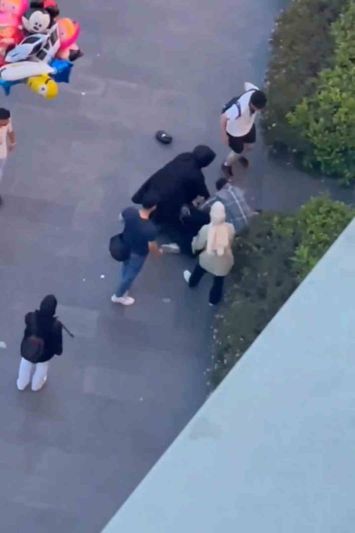 Sultanbeyli’de Kadınların Tekmeli Yumruklu Kavgası Kamerada