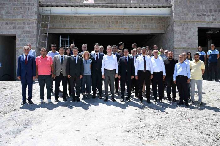 Taşkın, Bakan Yardımcısı Yazgı İle Beraber Battalgazi’nin Tarihi Yapılarını İnceledi