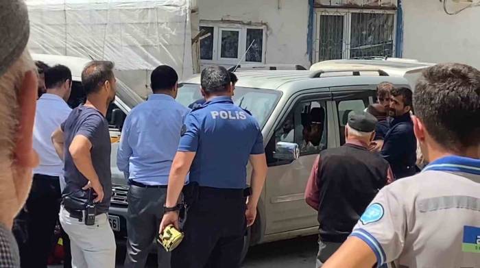 Zile’de Muhtar Aracında Ölü Bulundu