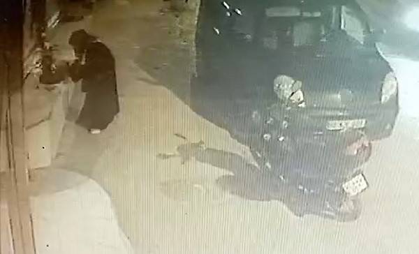 Bu Da Oldu: Çiçek Hırsızlığı Kamerada