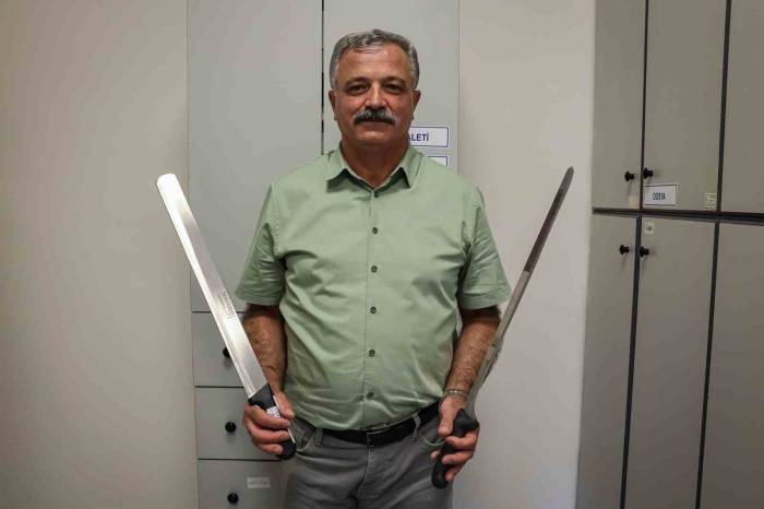 Horozunu Unutanda Var; Takma Dişini, Rambo Bıçağını, Çocuğunu Unutanda