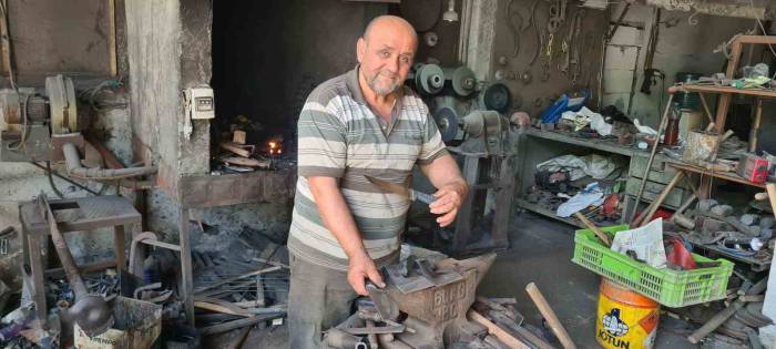 Türkiye’deki Sayılı Birkaç Ustadan Biri; Yaptığı Bıçaklar Çiviyi Kesiyor