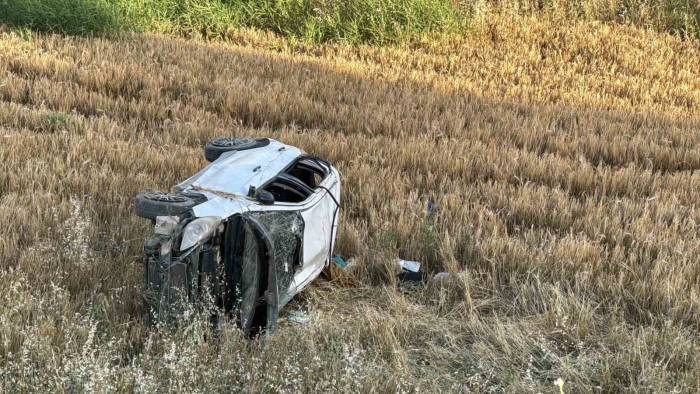 Otomobil Tarlaya Yuvarlandı: 5 Yaralı