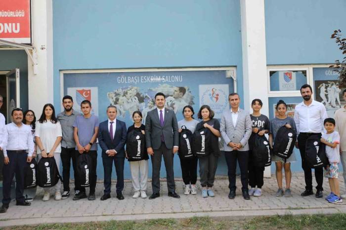 Gölbaşı’nda Eskrim Sporcularına Malzeme Desteği