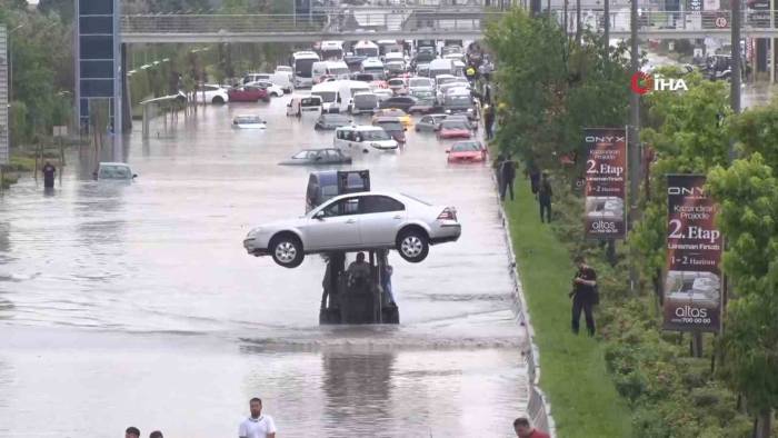 Ankara’da D140 Karayolunda Çok Sayıda Araç Sular Altında Kaldı