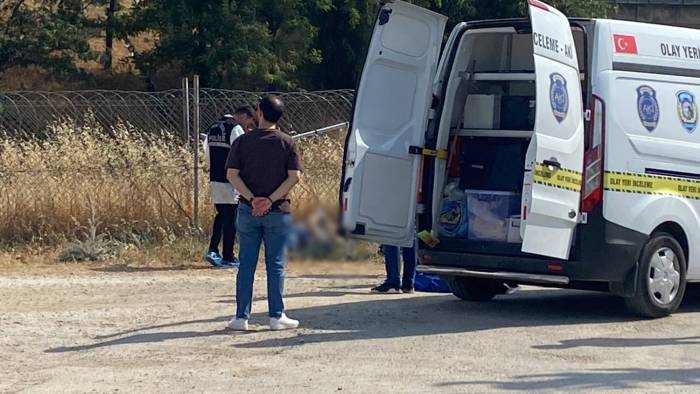 Yol Kenarından Başından Vurulmuş Halde Ölü Bulundu