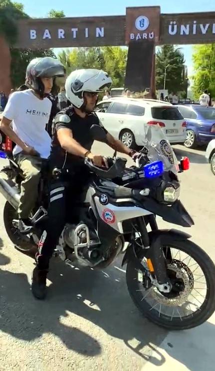 Öğrencilerin Yardımına Polis Yetişti