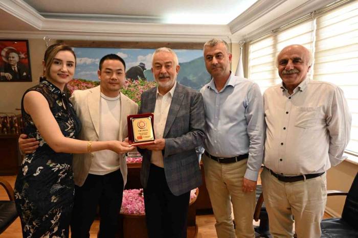 Çinli Fenomen Canlı Yayında Isparta Gülünü Tanıttı