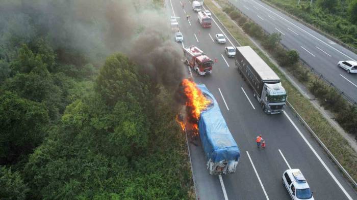 Geri Dönüşüm Yüklü Tır Alev Topuna Döndü