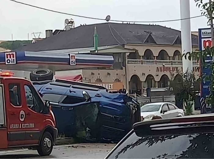 Kontrolden Çıkan Araç Takla Attı: 2 Yaralı