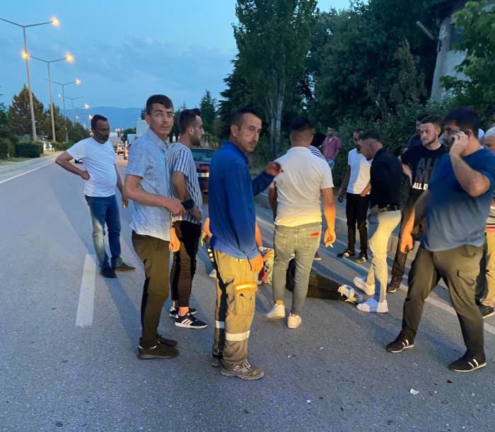 Gediz’de Motosiklet Otomobille Çarpıştı: 2 Yaralı