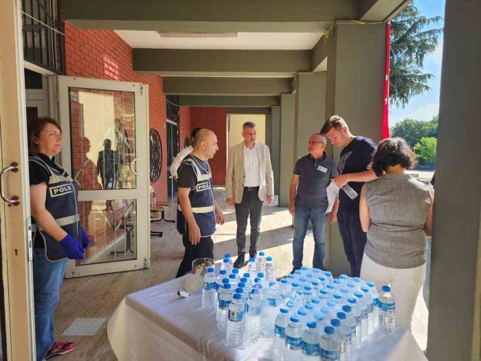 Ekipler Olumsuzluğa Karşı Okul Çevresinde Önlem Alıyor