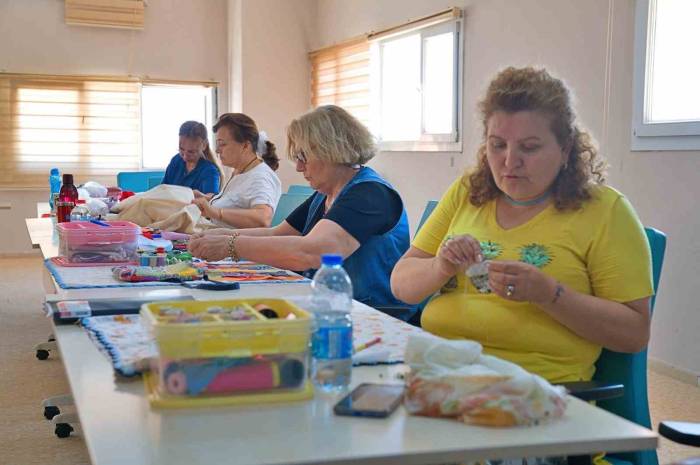 Atık Kumaşlara Kadın Eli Değdi