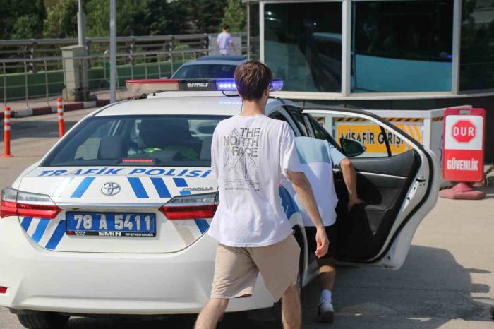 Yks İçin 800 Kilometre Yol Geldiler, Yanlış Okula Gelen 2 Öğrencinin Yardımına Polis Yetişti