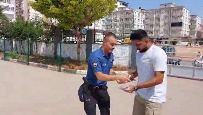 Kimliğini Kaybeden Öğrenci Nüfus Müdürlüğünden Getirilen Evrakla Sınava Yetişti