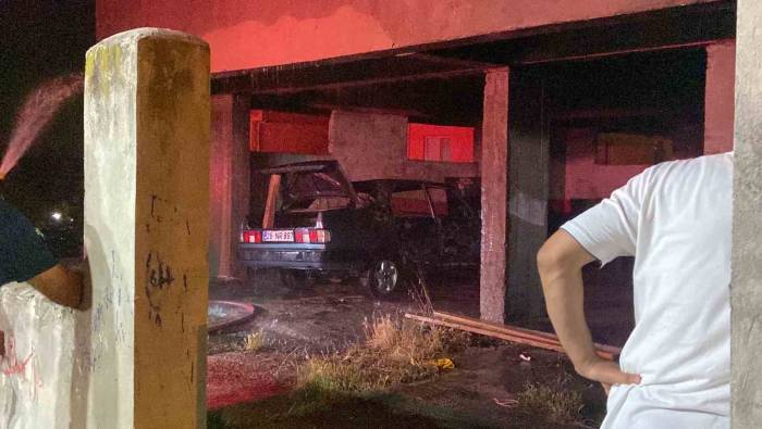 Yanan Otomobilden Geriye İskeleti Kaldı
