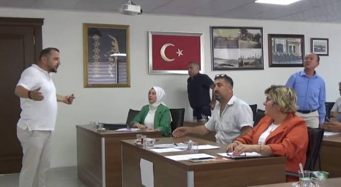 Lapseki Belediyesi Meclisi’nde "O Kim?" Tartışması