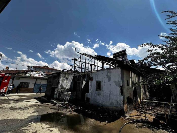 Tek Katlı Evde Çıkan Yangın Korkuttu