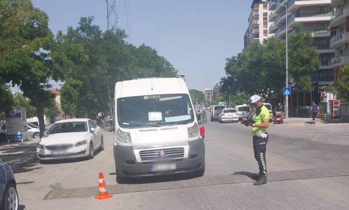 Manisa’da 4 İşçi Servisi Trafikten Men Edildi