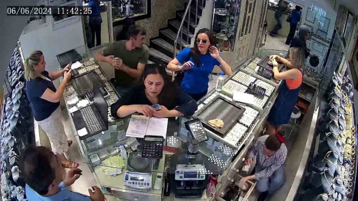 Kuyumcuda İncelediği 300 Bin Liralık Bilezikleri Bir Anda Alıp Kaçtı: O Anlar Kamerada